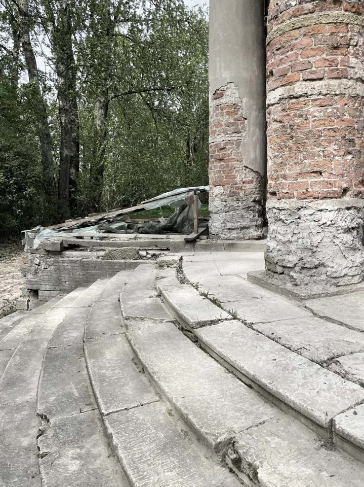 Крыльцо и выход к реке