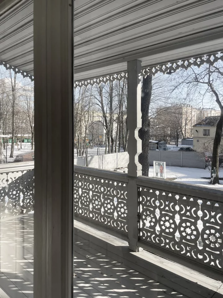 В интерьере